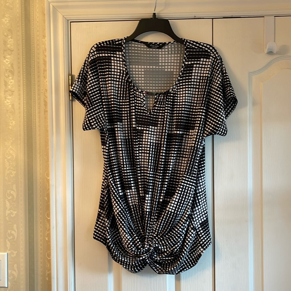 Ladies black and white cap sleeve blouse.